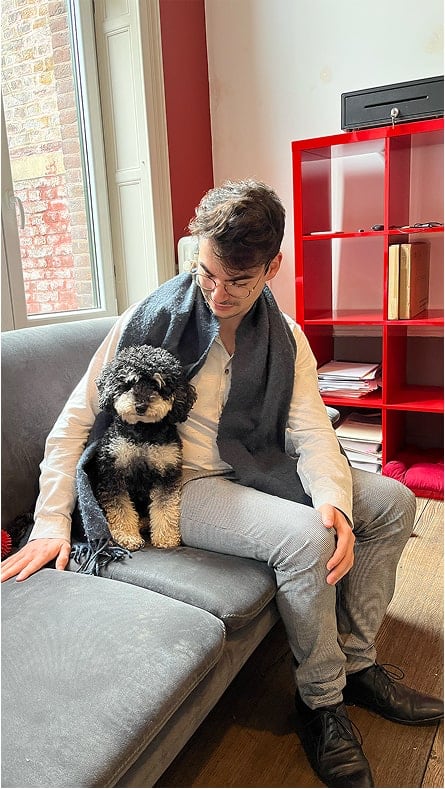 Adrien avec un petit chien